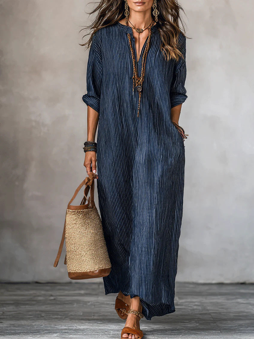 Langärmeliges, dunkelblaues Maxikleid mit vertikalen weißen Streifen, V-Ausschnitt und Taschen. Damenmode im Boho-Stil. IsabellBoutique030