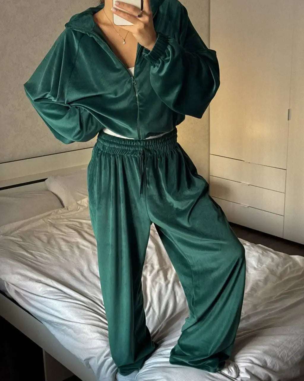 Modernes Damen-Set mit Zip-Jacke und Jogginghose in verschiedenen Farben, sportlich und bequem