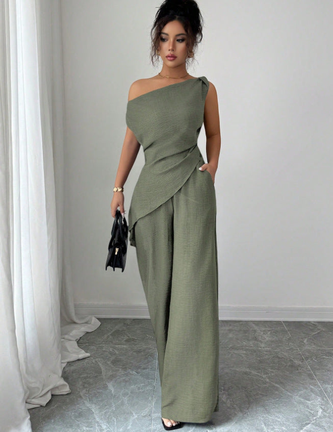 Damen-Jumpsuit in Olivgrün mit asymmetrischem Neckholder-Oberteil und weiten Hosenbeinen, elegant und modern. IsabellBoutique030