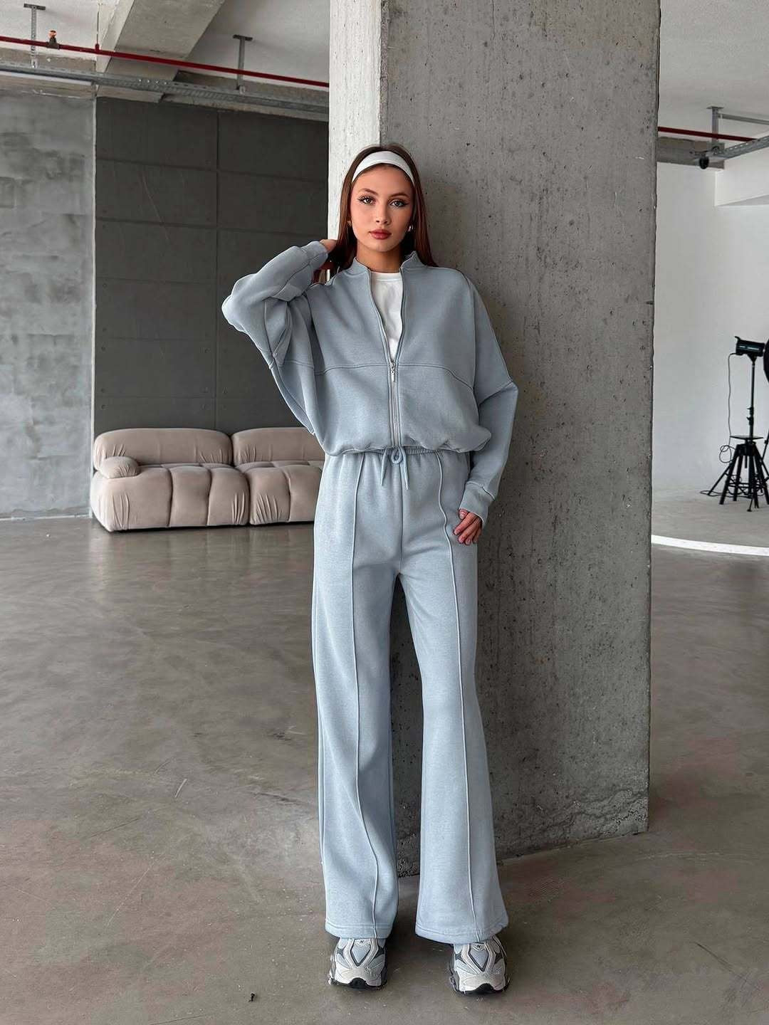 Damen Trainingsanzug hellblau, figurbetontes Oberteil mit Reißverschluss und weite Schlaghosen, IsabellBoutique030.