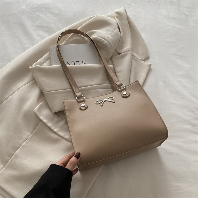 Beige Damentasche aus Leder mit Schleifen-Applikation und Henkeln, IsabellBoutique030