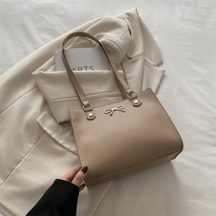 Beige Damentasche aus Leder mit Schleifen-Applikation und Henkeln, IsabellBoutique030