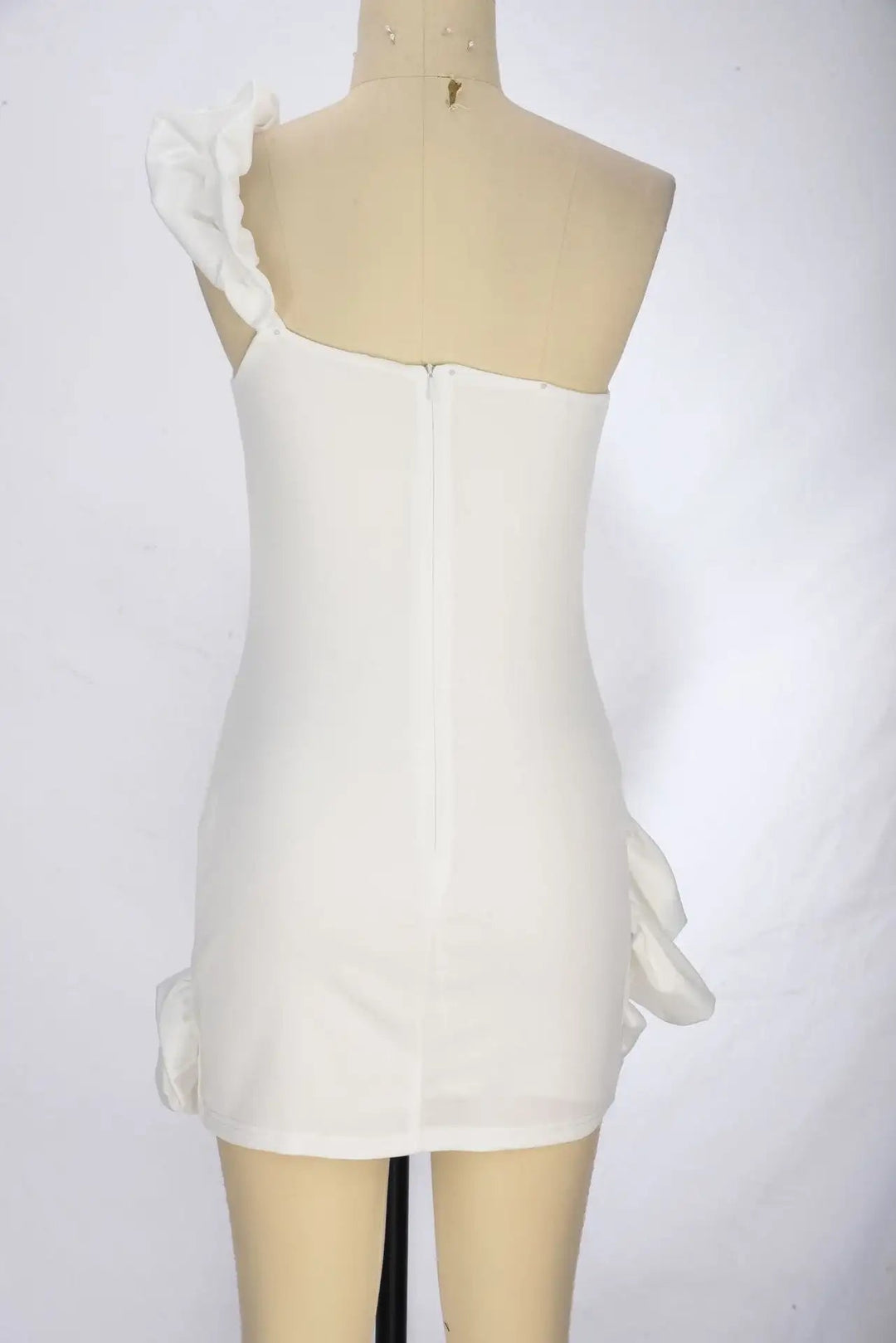 Elegantes Damenkleid mit Rüschen und taillierter Knospenform in verschiedenen Farben