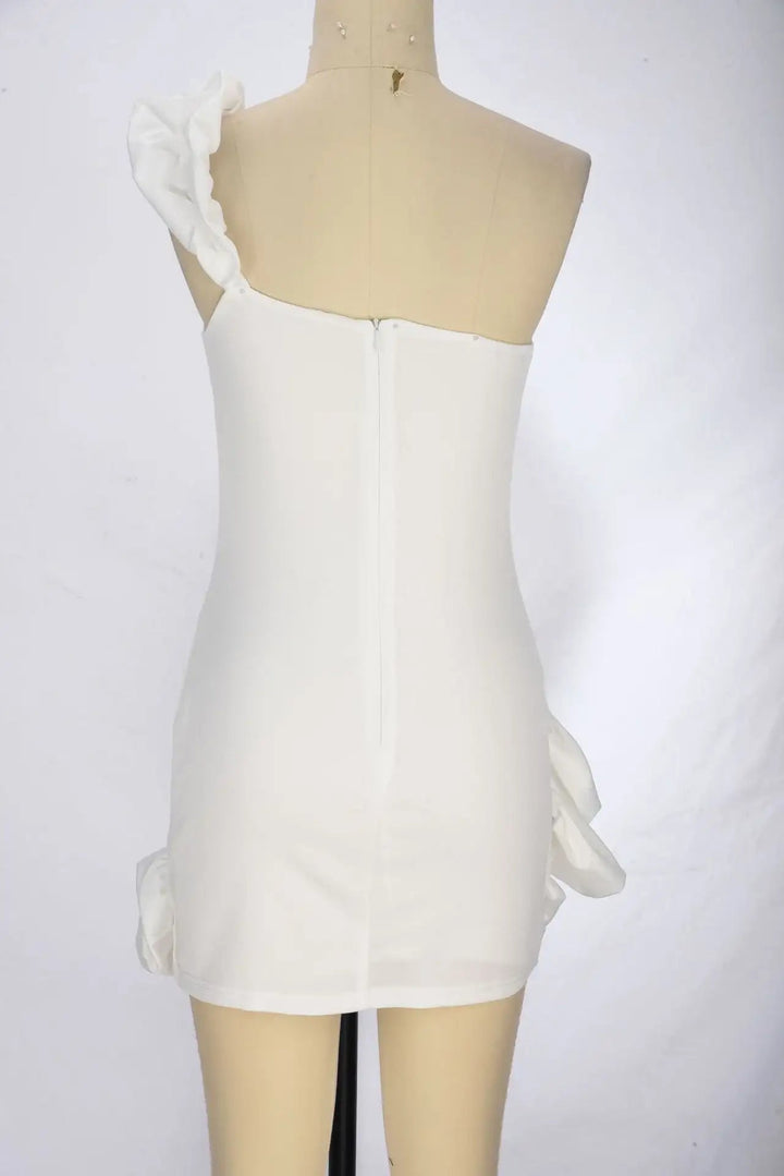 Elegantes Damenkleid mit Rüschen und taillierter Knospenform in verschiedenen Farben
