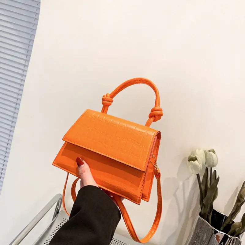 Strukturierte, orange Handtasche mit geflochtenem Henkel und abnehmbarem Schulterriemen. IsabellBoutique030