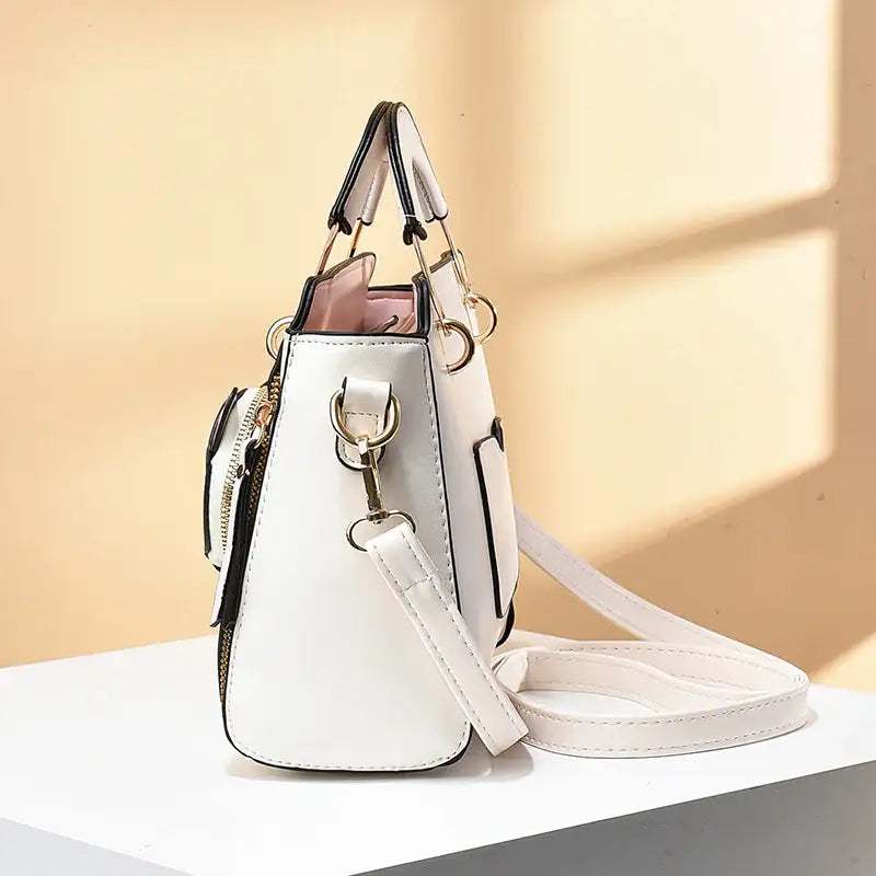 Elegante weiße Handtasche mit Reißverschluss-Details und verstellbarem Tragegurt, ideal für Damen. IsabellBoutique030
