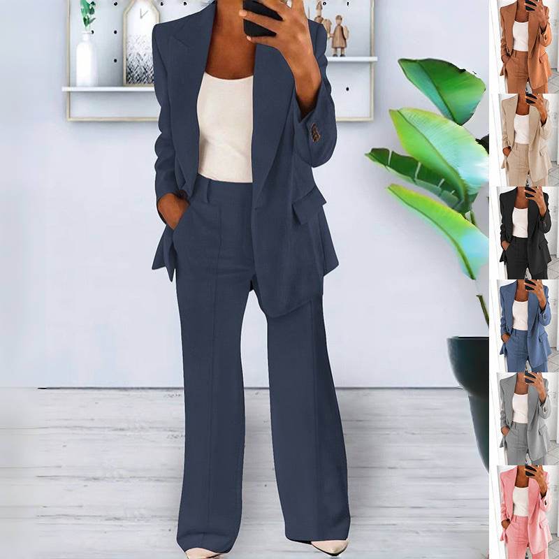 Dunkelblauer Damen-Anzug mit weitem Bein und einreihigem Sakko, kombiniert mit weißem Top. Eleganter Business-Look. IsabellBoutique030