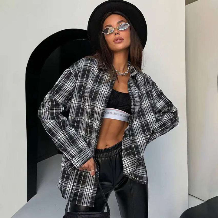 Damen-Karohemd mit Glitzer, übergroß, Schwarz-Weiß, mit schwarzem Crop-Top und Lederhose, IsabellBoutique030