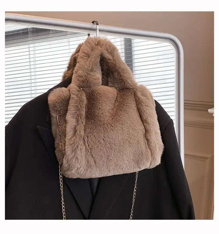 Wintertasche mit Kette aus kuscheligem Plüsch in edlem Design für Damen