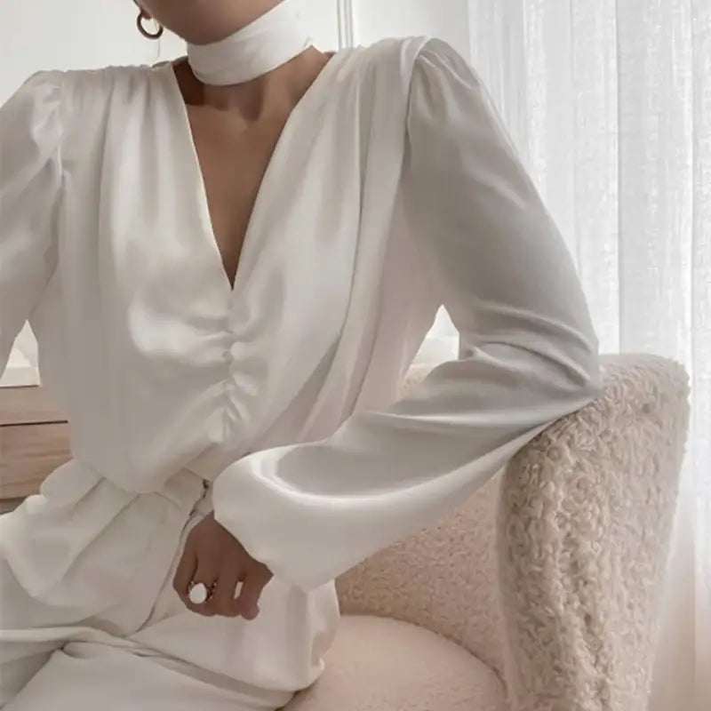 weißes französisch inspiriertes Damen Top im eleganten Neckholder-Stil mit langärmeligem, lockerem Schnitt