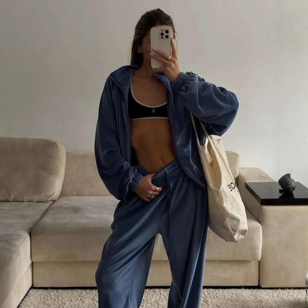 Modernes Damen-Set mit Zip-Jacke und Jogginghose in verschiedenen Farben, sportlich und bequem