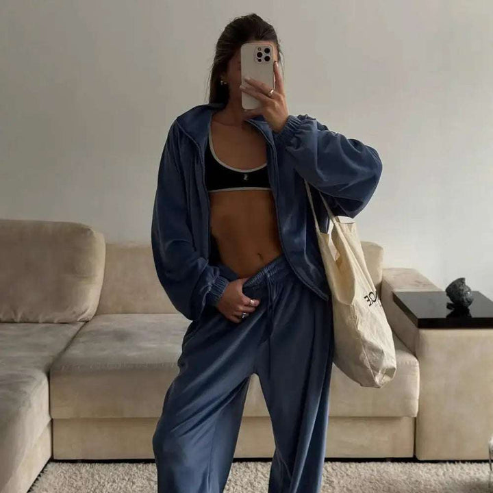 Modernes Damen-Set mit Zip-Jacke und Jogginghose in verschiedenen Farben, sportlich und bequem