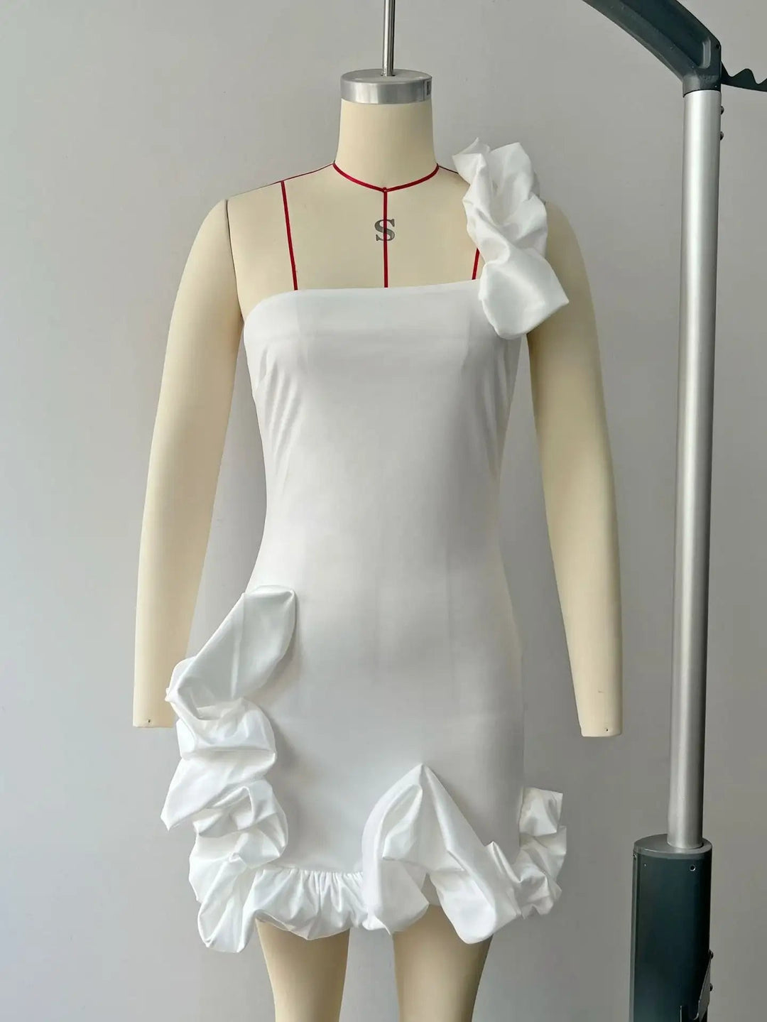 Elegantes Damenkleid mit Rüschen und taillierter Knospenform für besondere Anlässe
