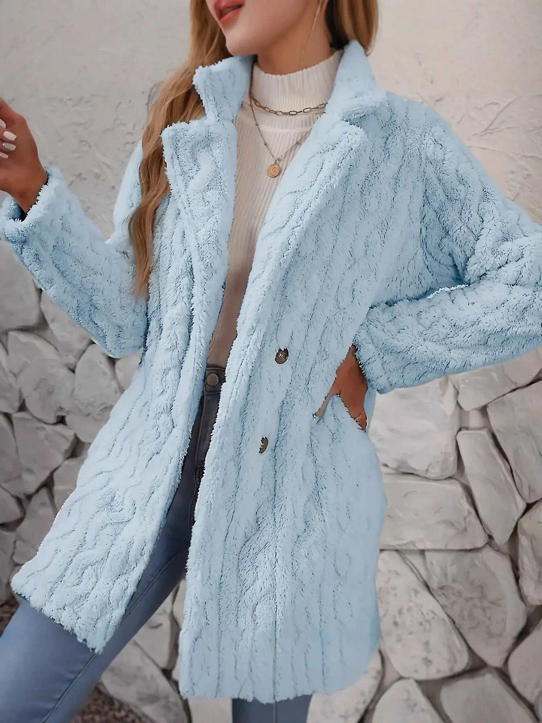 Hellblau, flauschiger Teddy-Mantel mit durchgehendem Zopfmuster und zweireihiger Knopfleiste. IsabellBoutique030.
