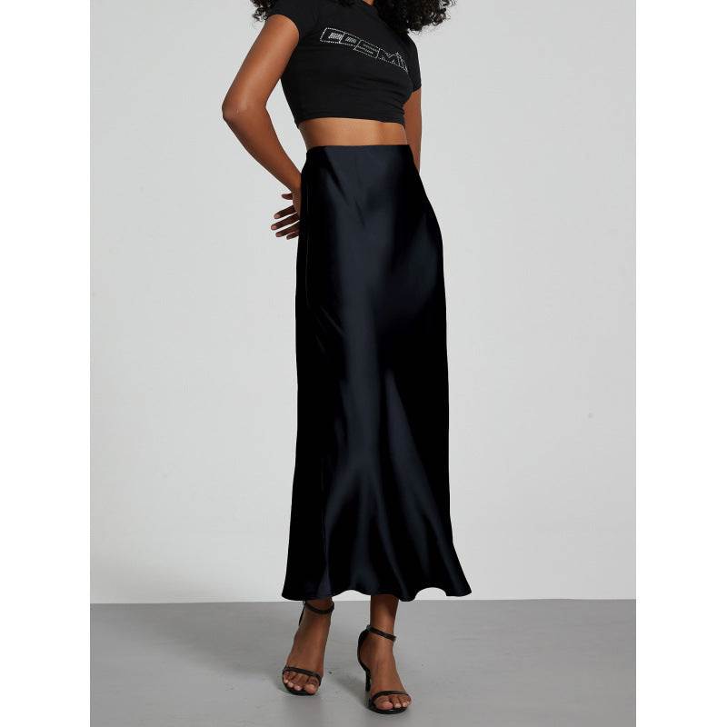 Elegantes schwarzes Satin-Maxikleid mit fließendem Saum, kombiniert mit Crop-Top und Sandalen. IsabellBoutique030