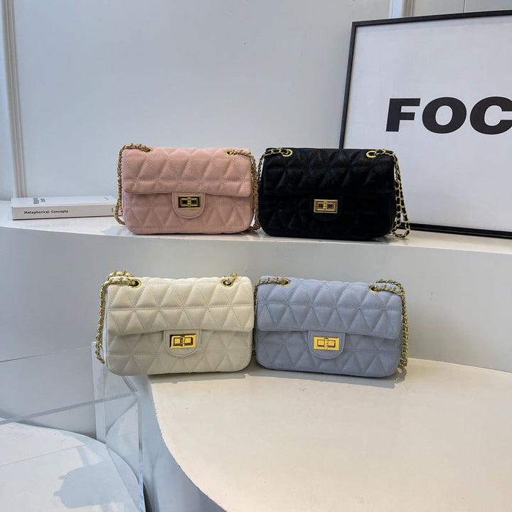 Vier gesteppte Umhängetaschen in Rosa, Schwarz, Weiß und Hellblau mit goldener Kette, IsabellBoutique030