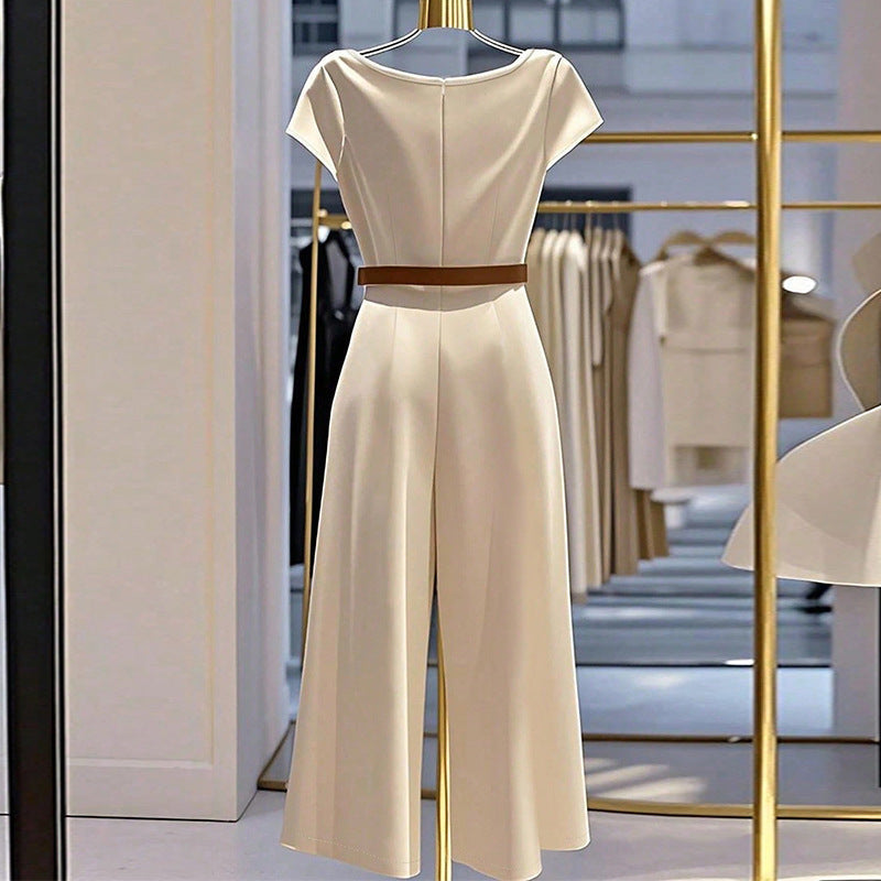 Cremefarbenes elegantes Damen-Jumpsuit mit weitem Bein und braunem Gürtel, kurzärmelig. IsabellBoutique030