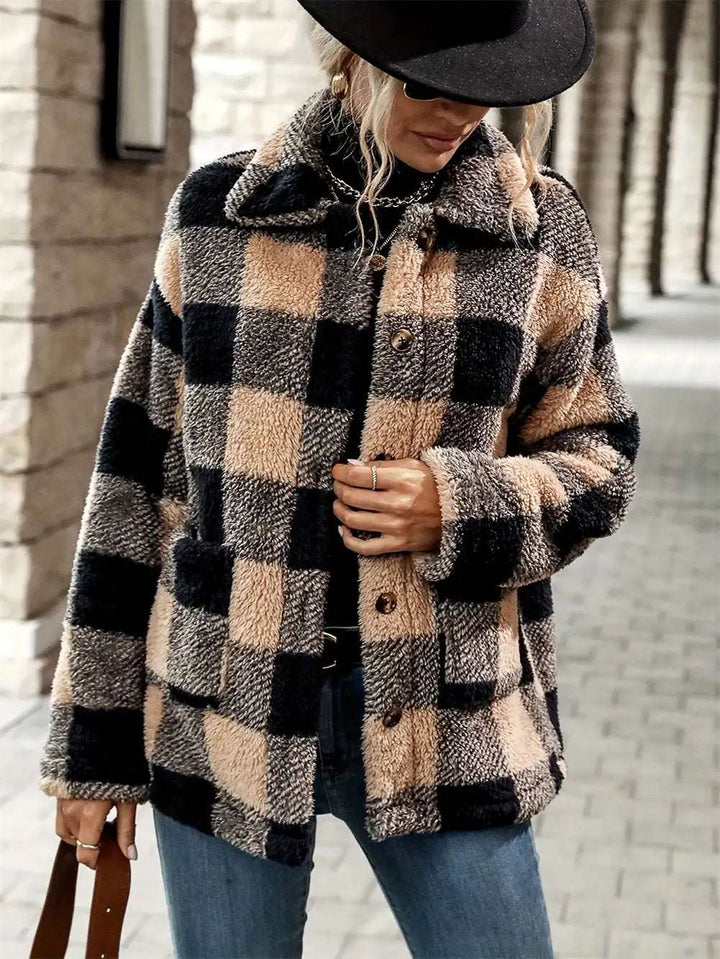 Plüschjacke im Karomuster in Beige und Schwarz, mit Kragen und Knöpfen, Damenmode von IsabellBoutique030.