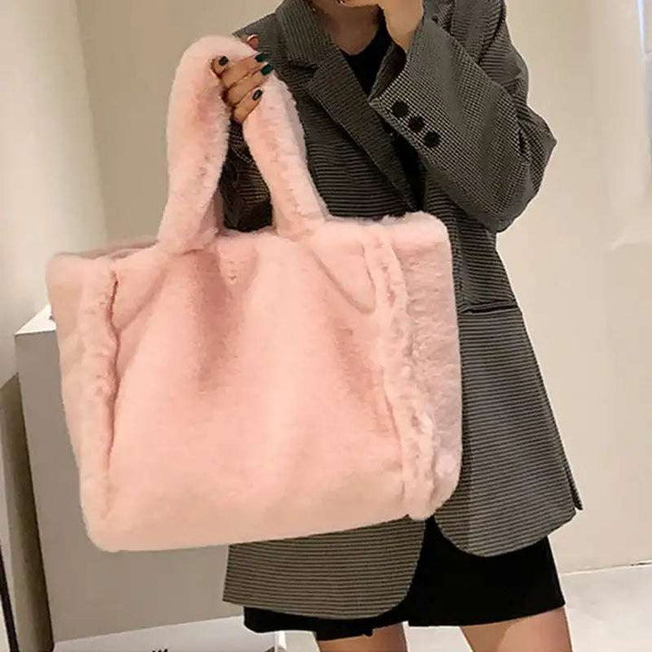 Wintertasche mit Kette aus kuscheligem Plüsch und großem Fassungsvermögen