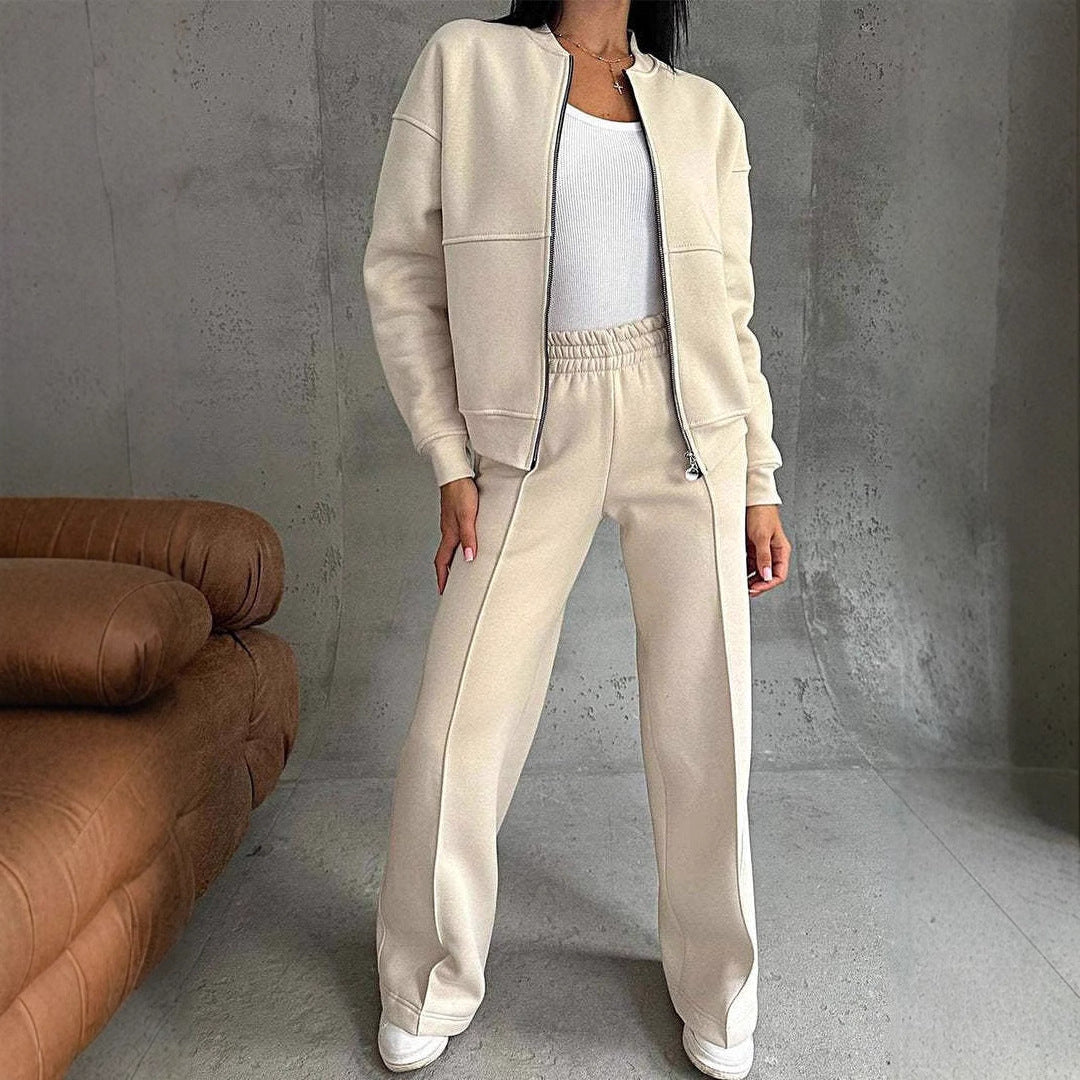 Bequemer cremefarbener Jogginganzug für Damen mit Reißverschluss, weitem Bein und Crop-Jacke. IsabellBoutique030