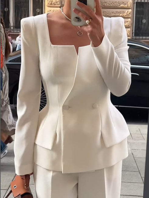 Elfenbeinfarbener Damen-Blazer mit eckigem Ausschnitt und Schulterpolstern. Eleganter Business-Look. IsabellBoutique030