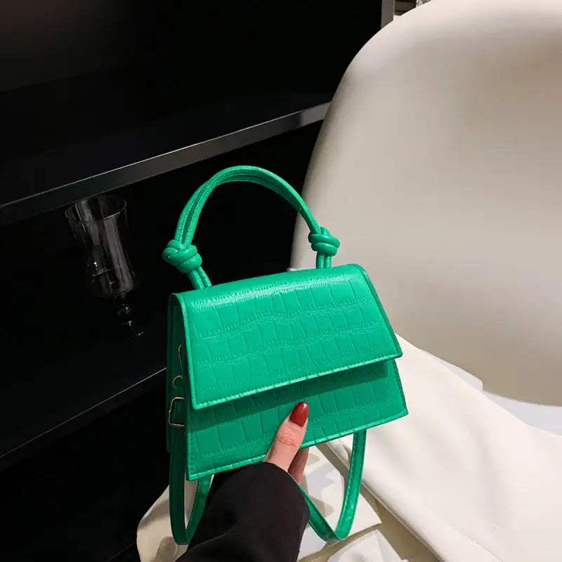 Grüne krokodilgeprägte Mini-Tasche mit Knotenhenkel und abnehmbarem Riemen IsabellBoutique030