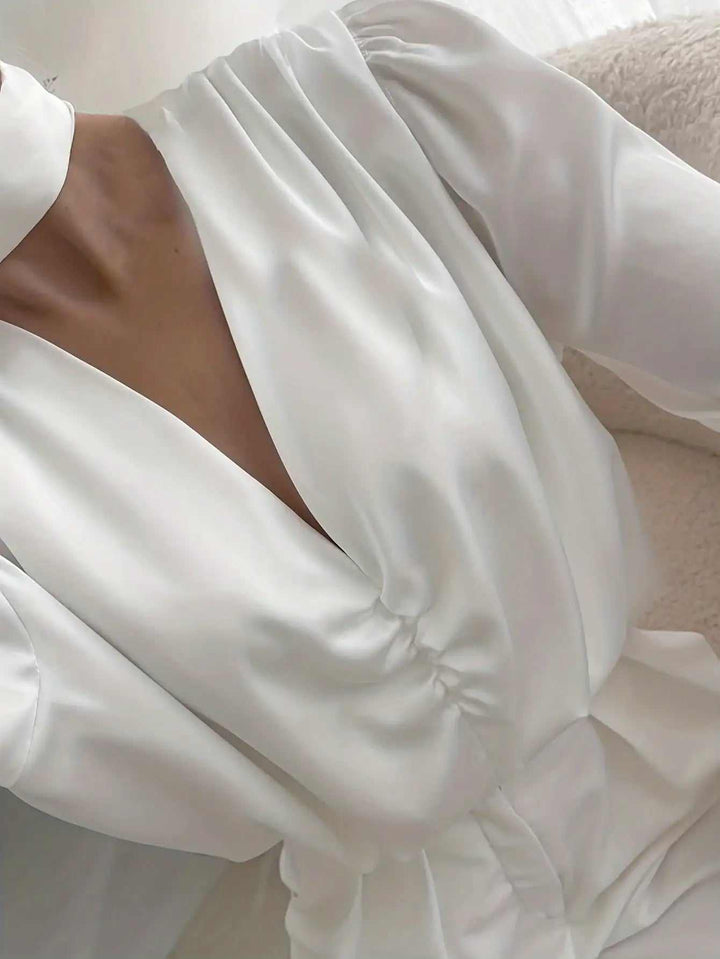 weißes französisch inspiriertes Damen Top mit Neckholder-Kragen und langem Arm, figurumspielend und elegant