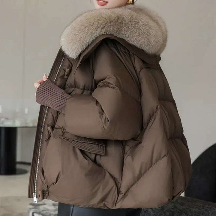 Damen Winter-Steppjacke mit Fellkragen, kurz, warm und dick gefüttert, modisch mit Fledermausärmeln und Reißverschluss, in Braun, Schwarz und Weiß.