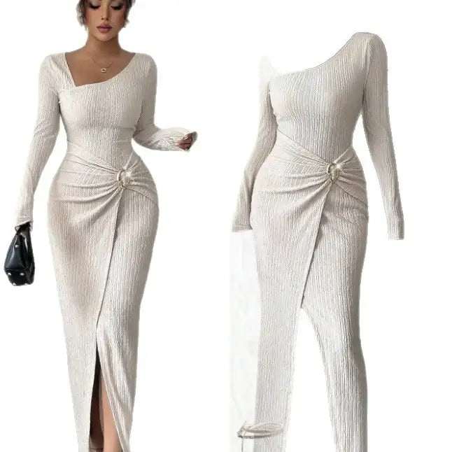 Figurbetontes Damen-Strickkleid mit Schlitz-Ausschnitt und Slim Fit in Schwarz, Apricot und Dunkelbraun