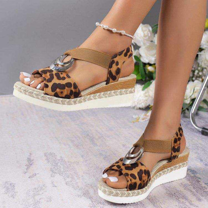 Plateau-Keilsandalen im römischen Stil mit glitzerndem Paillettenstoff, Peep-Toe und Knöchelriemen