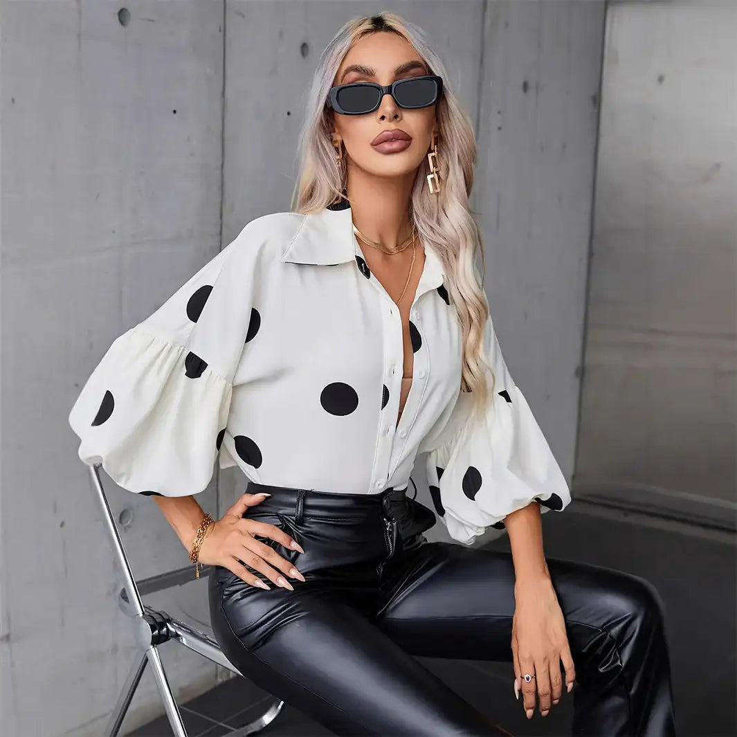 Elegante weiße Damenbluse mit geometrischem Muster und modernem Schnitt