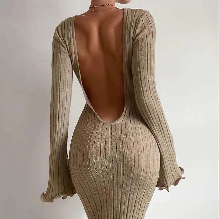 Figurbetontes langärmliges Maxi-Strickkleid mit Rüschen und rückenfreiem Design ideal für Party und Strand