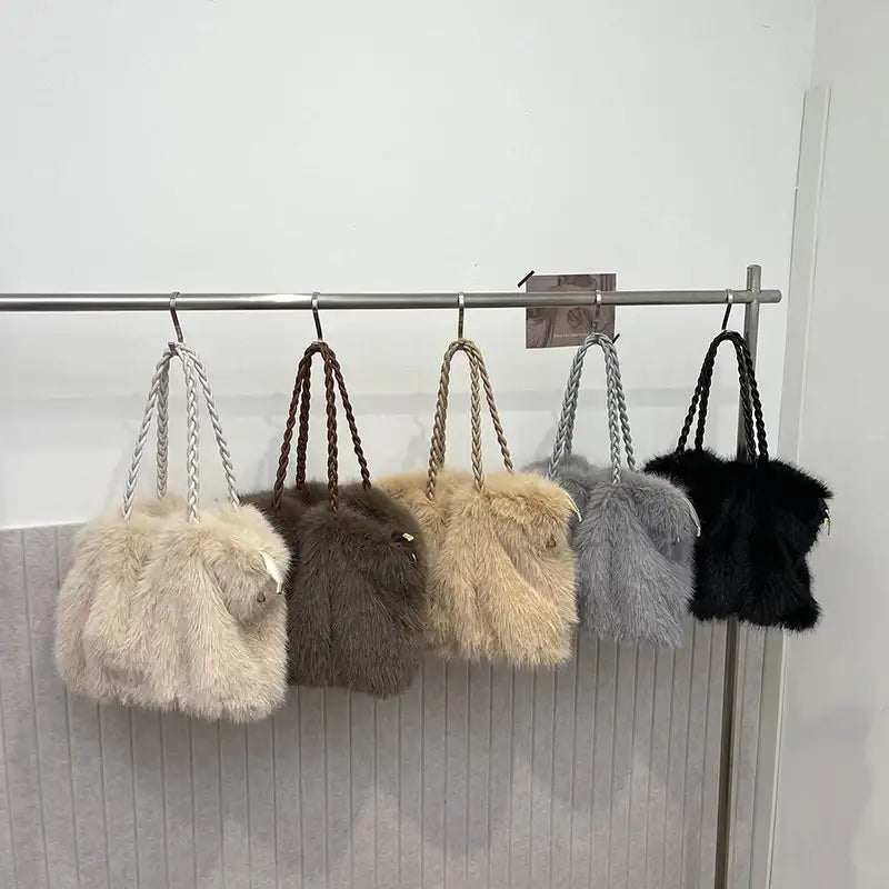 Hochwertige Plüsch Schultertasche mit Faltenoptik im Kunst-Fuchsfell Design, kuschelig und elegant, ideal für den Alltag