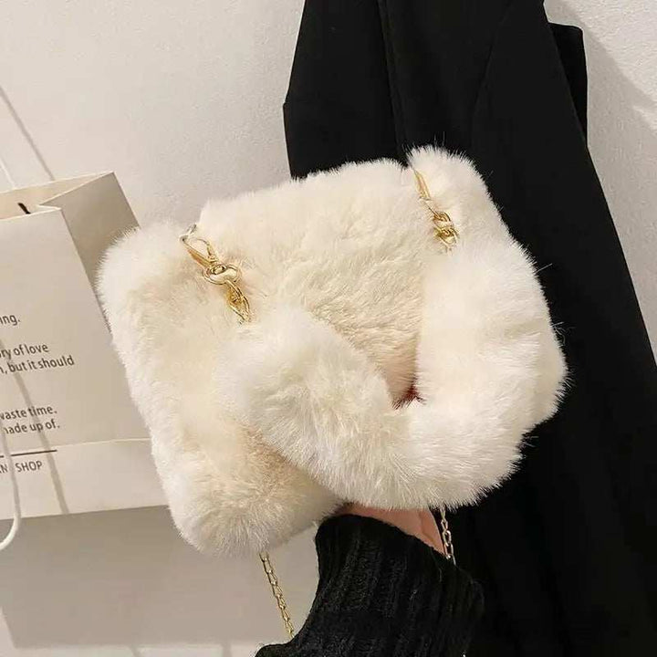 Kuschelige Mini-Tasche in Herzform aus weichem Plüsch mit Kette, urbanem Design und Kunstleder-Innenmaterial.