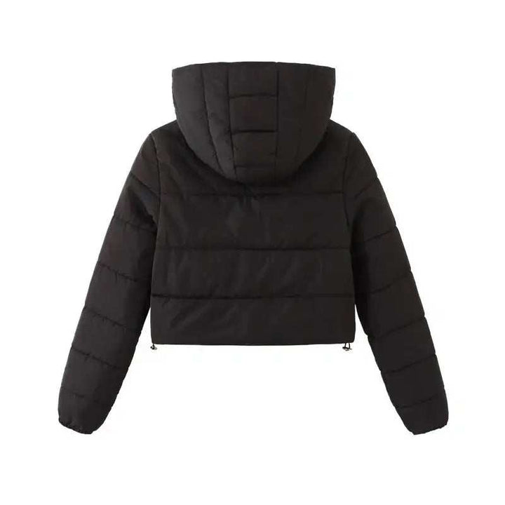 Schwarze kurze Steppjacke mit Kapuze, ideal für Damen. IsabellBoutique030