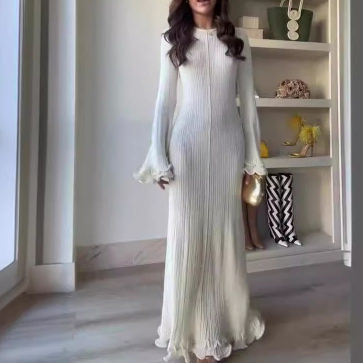 Langes, geripptes Elfenbeinkleid mit Glockenärmeln und Wellensaum, elegant. IsabellBoutique030