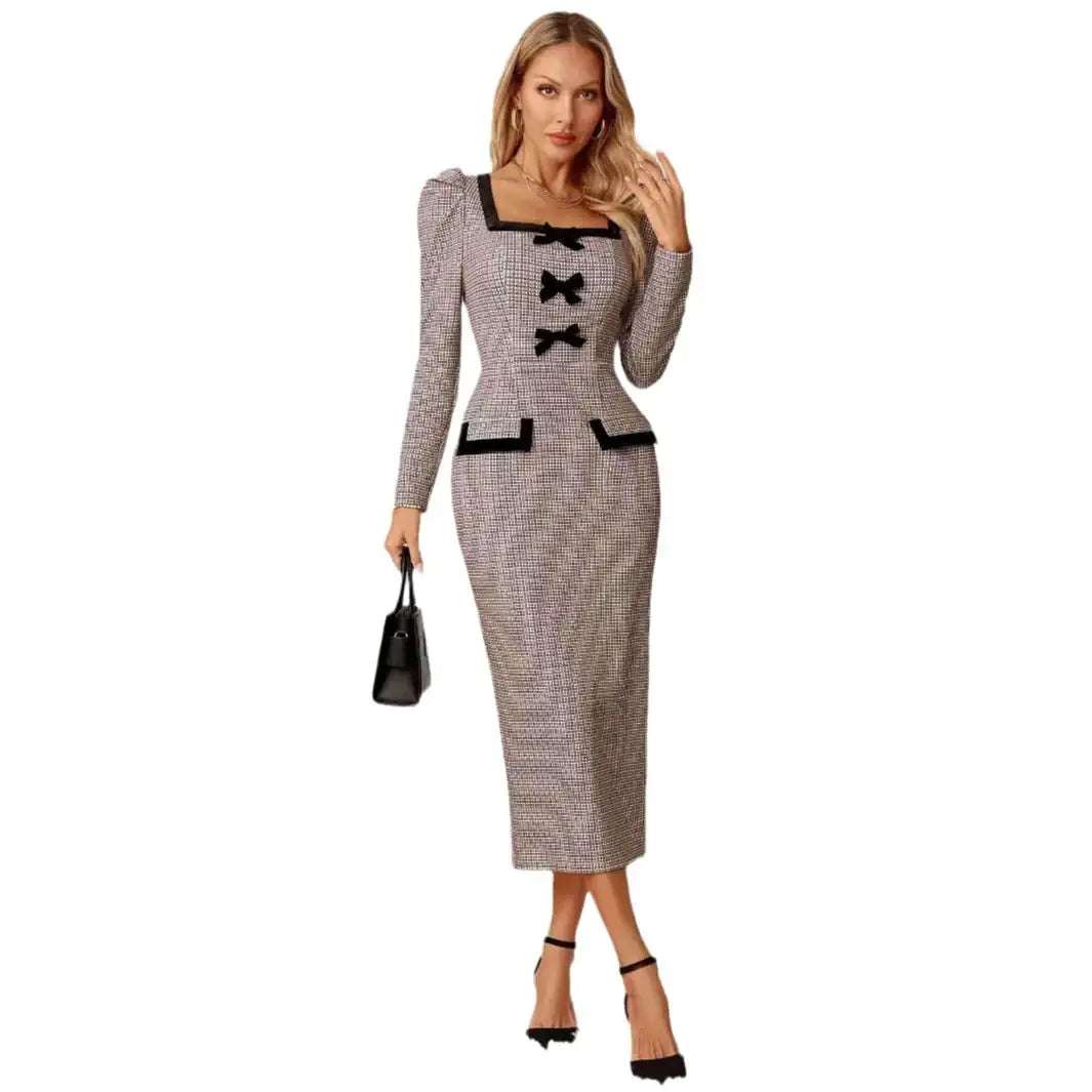 Elegantes khakifarbenes Damen Strickkleid mit Karomuster und Midi-Länge aus weichem Strickstoff