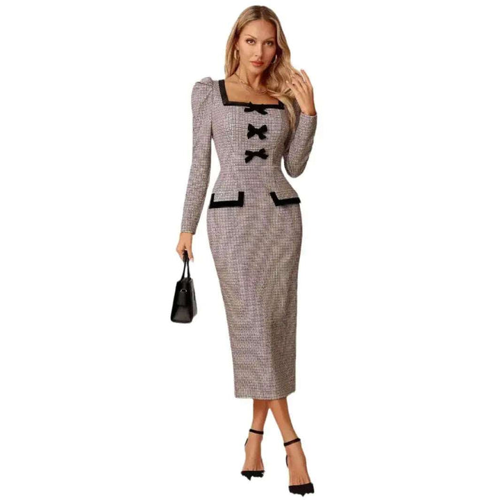 Elegantes khakifarbenes Damen Strickkleid mit Karomuster und Midi-Länge aus weichem Strickstoff