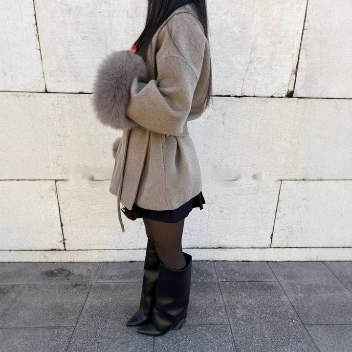 Elegante Damen Strickjacke mit Kunstfell und Gürtel im urbanen Stil für winterlichen Komfort