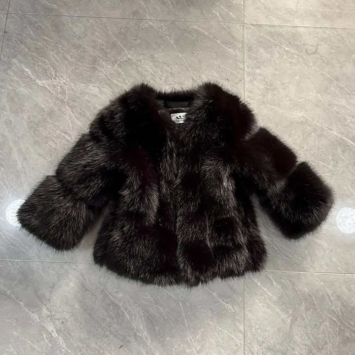 Damen Kurzmantel mit luxuriösem Fuchsfellbesatz, warm und stilvoll für den Winter