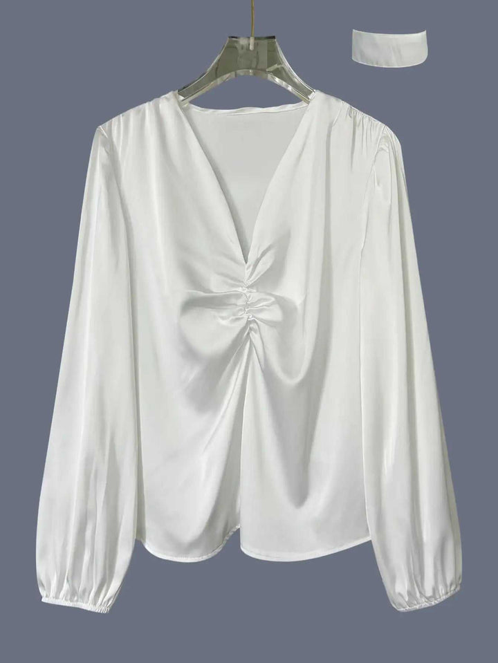 Weißes, französisch inspiriertes Damen Top im eleganten Neckholder-Stil, figurumspielend und lässig geschnitten