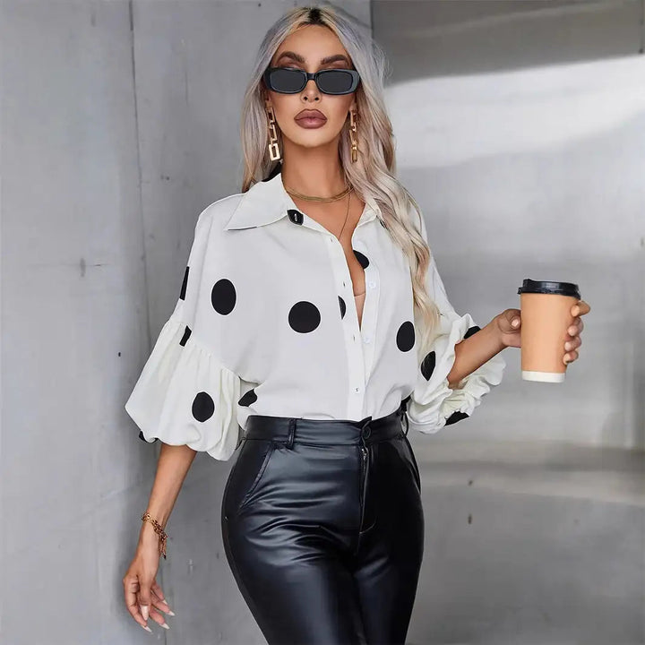 Elegante weiße Damenbluse mit geometrischem Muster im modernen Stil