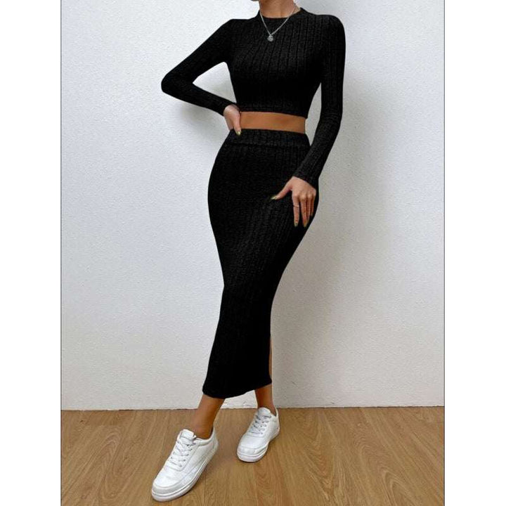 Damen trägt grauen gerafften Strick-Zweiteiler mit langärmligem Crop Top und Midi-Maxi-Rock im Casual Chic Street Style