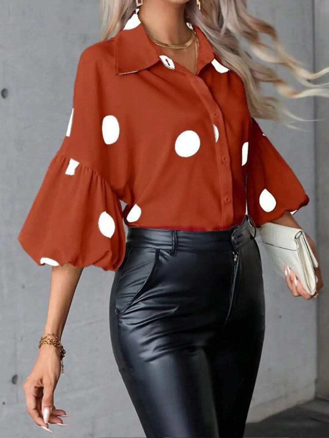 Elegante Damenbluse mit geometrischem Muster in weiß, modern und vielseitig für Büro und Freizeit.