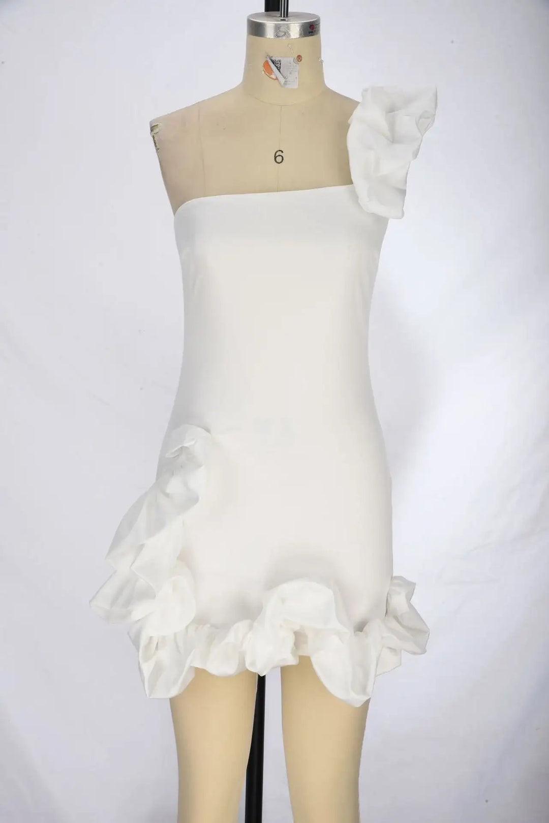 Elegantes Damenkleid mit Rüschen und taillierter Knospenform in mehreren Farben