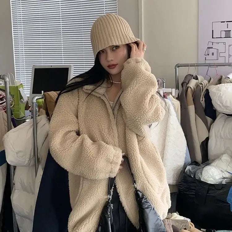Cremefarbene Teddy-Fleecejacke mit Reißverschluss und beige Strickmütze, lässiger Stil. IsabellBoutique030