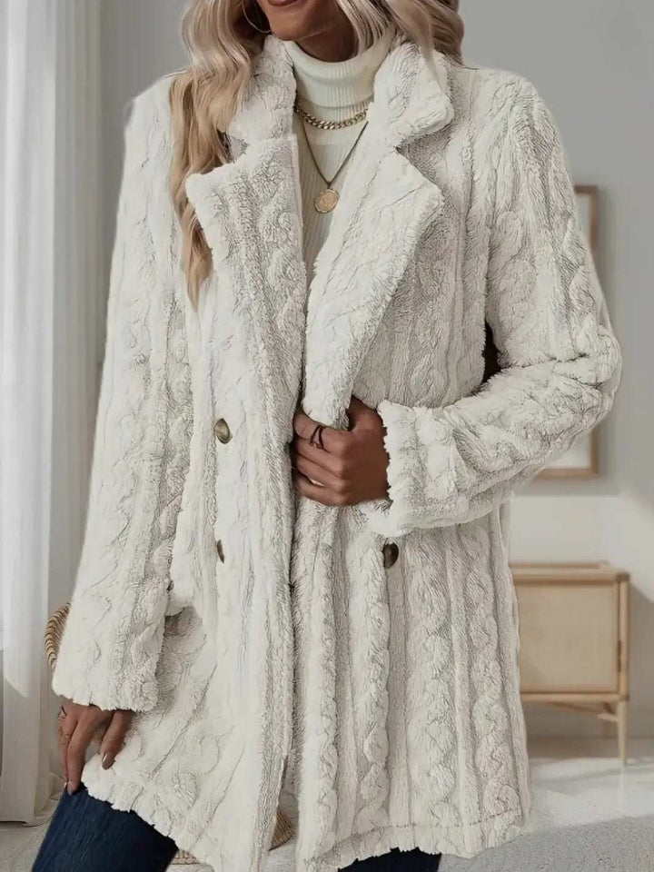 Weiße Felljacke mit Zopfmuster, Kragen und Knöpfen, Damenmode IsabellBoutique030