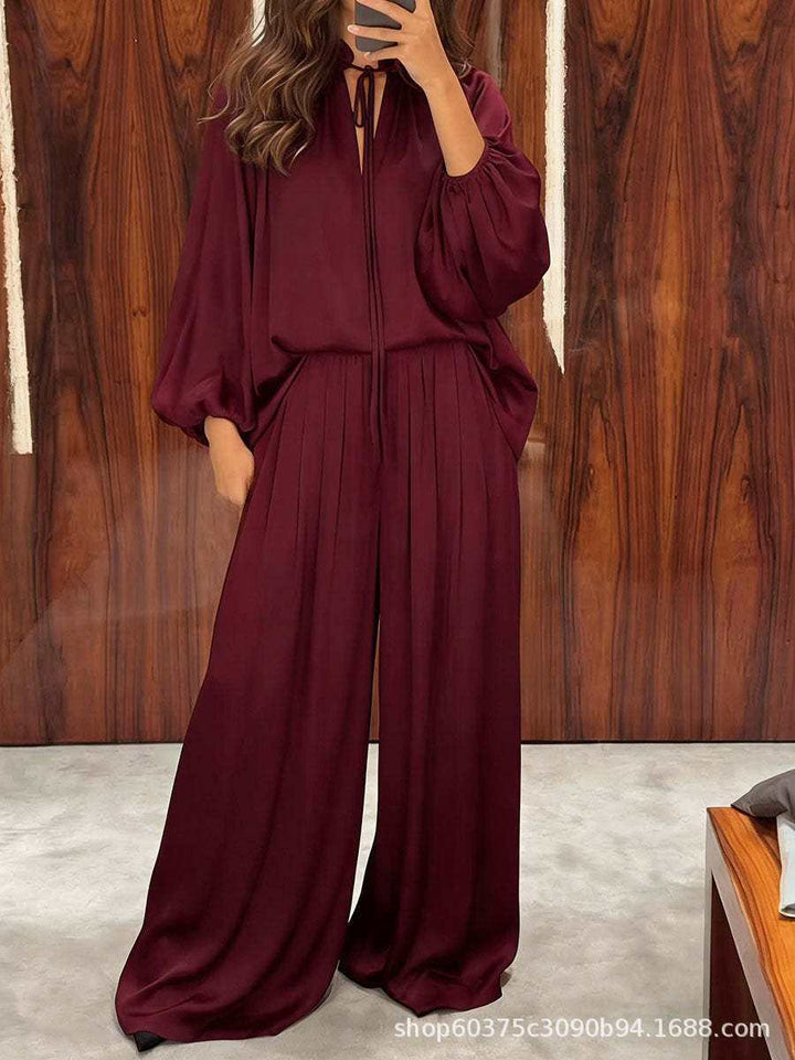 Lässiger Damen-Jumpsuit in Bordeauxrot mit weiten Ärmeln, Stehkragen und breitem Hosenbein. IsabellBoutique030.