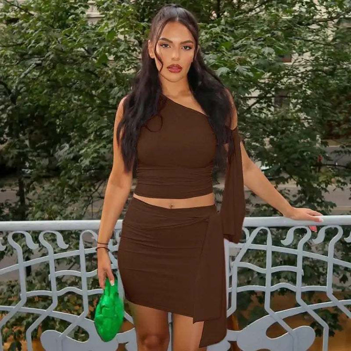 Braunes One-Shoulder Crop-Top und Wickelrock mit tiefem Ausschnitt. Elegantes Outfit für Damen, IsabellBoutique030