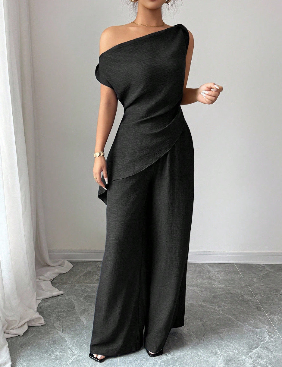 Schwarzer, einärmeliger Jumpsuit mit weitem Bein und asymmetrischem Kragen, elegant für Damen. IsabellBoutique030